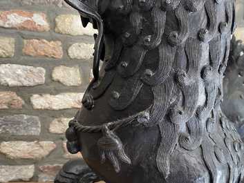 Une paire de grands mod&egrave;les de lions bouddhistes en bronze, Chine, Ming