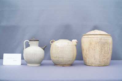 Une verseuse c&eacute;ladon de type 'Jue', une verseuse &agrave; vin de type qingbai et un pot couvert, Chine, Song/Yuan