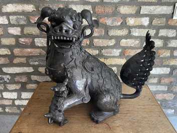 Une paire de grands mod&egrave;les de lions bouddhistes en bronze, Chine, Ming