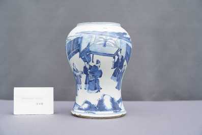 Een Chinese blauw-witte vaas met figuratief decor, Kangxi