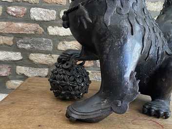 Een paar grote Chinese bronzen boeddhistische leeuwen, Ming