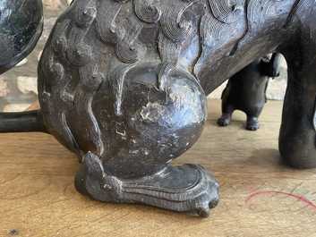 Une paire de grands mod&egrave;les de lions bouddhistes en bronze, Chine, Ming