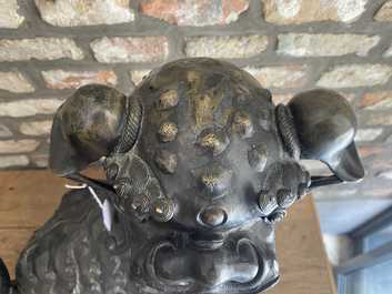 Een paar grote Chinese bronzen boeddhistische leeuwen, Ming