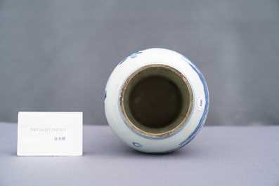 Een Chinese blauw-witte vaas met figuratief decor, Kangxi