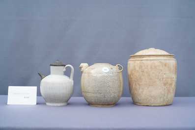 Une verseuse c&eacute;ladon de type 'Jue', une verseuse &agrave; vin de type qingbai et un pot couvert, Chine, Song/Yuan