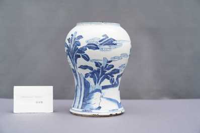 Un vase en porcelaine de Chine en bleu et blanc &agrave; d&eacute;cor figuratif, Kangxi