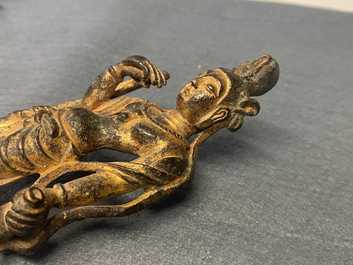 Une figure de Bouddha debout en bronze dor&eacute;, probablement dynastie Wei du Nord