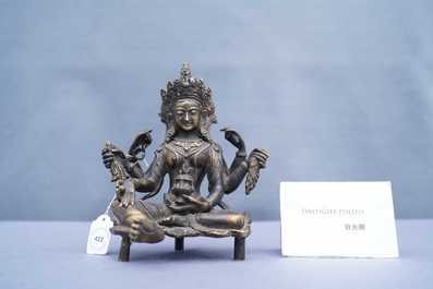 Een Nepalese massieve bronzen figuur van Vasudhara, 19e eeuw