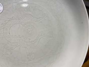 Un plat en porcelaine de Chine c&eacute;ladon monochrome &agrave; d&eacute;cor incis&eacute; d'un dragon, Qianlong/Jiaqing