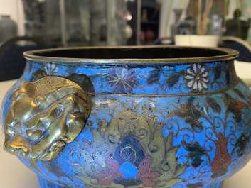 Een grote Chinese driepotige cloisonn&eacute; wierookbrander, Ming