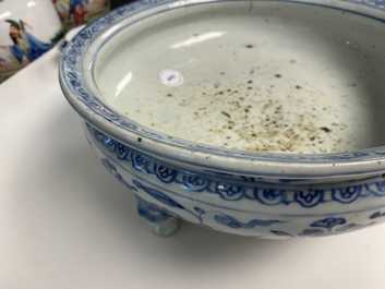 Een Chinese blauw-witte driepotige wierookbrander met floraal decor, Ming