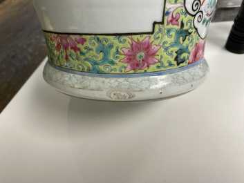 Un vase en porcelaine de Chine famille rose, R&eacute;publique