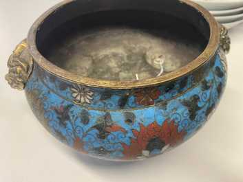 Een grote Chinese driepotige cloisonn&eacute; wierookbrander, Ming