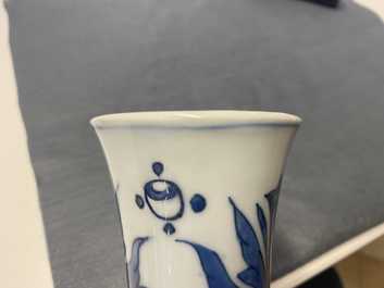 Un vase de forme bouteille en porcelaine de Chine en bleu et blanc, &eacute;poque Transition