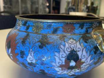 Een grote Chinese driepotige cloisonn&eacute; wierookbrander, Ming