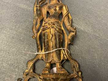 Een Chinese vergulde bronzen figuur van een staande Boeddha, wellicht Noordelijke Wei dynastie