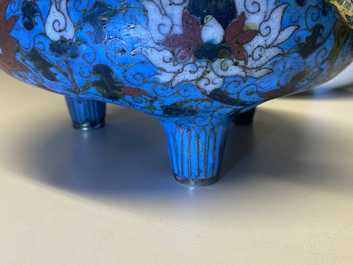 Een grote Chinese driepotige cloisonn&eacute; wierookbrander, Ming