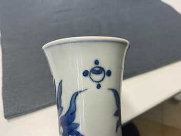 Un vase de forme bouteille en porcelaine de Chine en bleu et blanc, &eacute;poque Transition