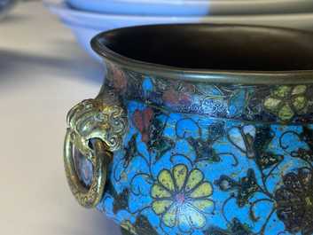 Een Chinese cloisonn&eacute; wierookbrander, Ming