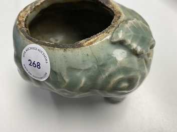 Een Chinese Longquan celadon 'luduan' wierookbrander, Ming