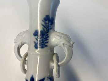 Une paire de vases en porcelaine de Chine en bleu et blanc aux anses en forme de t&ecirc;te d'&eacute;l&eacute;phant, Kangxi