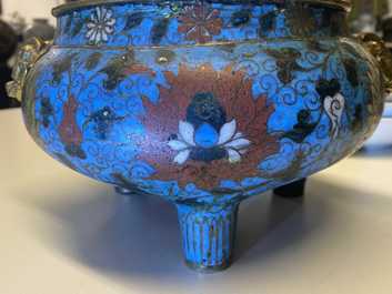 Een grote Chinese driepotige cloisonn&eacute; wierookbrander, Ming