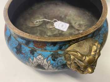 Een grote Chinese driepotige cloisonn&eacute; wierookbrander, Ming