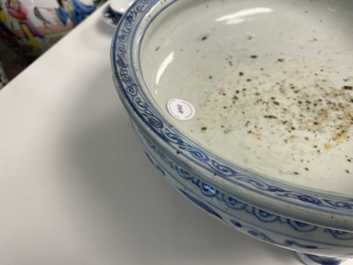 Een Chinese blauw-witte driepotige wierookbrander met floraal decor, Ming