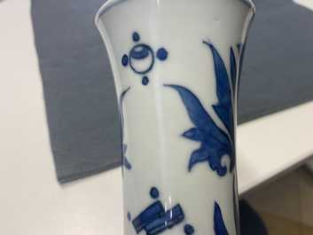 Un vase de forme bouteille en porcelaine de Chine en bleu et blanc, &eacute;poque Transition