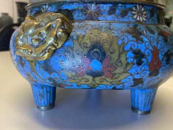 Een grote Chinese driepotige cloisonn&eacute; wierookbrander, Ming