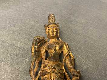 Een Chinese vergulde bronzen figuur van een staande Boeddha, wellicht Noordelijke Wei dynastie