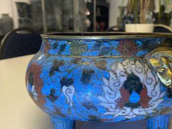 Een grote Chinese driepotige cloisonn&eacute; wierookbrander, Ming