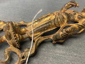 Een Chinese vergulde bronzen figuur van een staande Boeddha, wellicht Noordelijke Wei dynastie