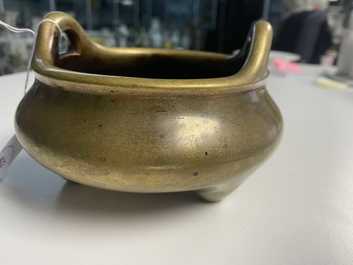 Een Chinese bronzen driepotige wierookbrander, Yu Tang Qing Wan merk, Kangxi