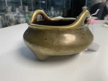 Een Chinese bronzen driepotige wierookbrander, Yu Tang Qing Wan merk, Kangxi