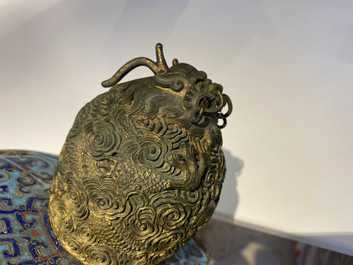 Een grote Chinese driepotige cloisonn&eacute; wierookbrander met deksel, Qianlong