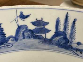 Un grand bol en porcelaine de Chine en bleu et blanc &agrave; d&eacute;cor d'un paysage fluvial, Ming