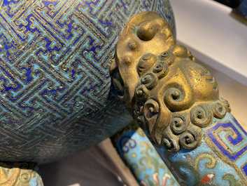 Een grote Chinese driepotige cloisonn&eacute; wierookbrander met deksel, Qianlong