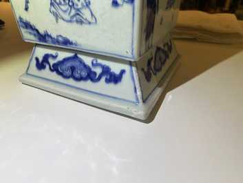 Un vase de forme carr&eacute;e en porcelaine de Chine en bleu, blanc et rouge de fer, Kangxi