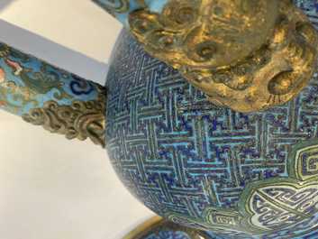 Een grote Chinese driepotige cloisonn&eacute; wierookbrander met deksel, Qianlong