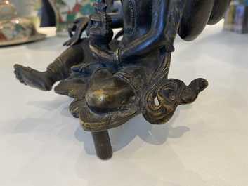 Een Nepalese massieve bronzen figuur van Vasudhara, 19e eeuw