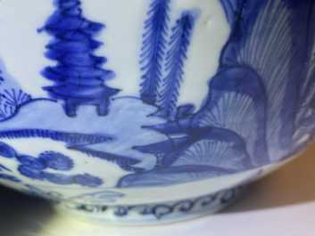 Un grand bol en porcelaine de Chine en bleu et blanc &agrave; d&eacute;cor d'un paysage fluvial, Ming