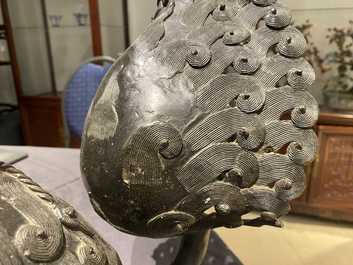 Een paar grote Chinese bronzen boeddhistische leeuwen, Ming