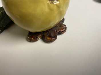 Un mod&egrave;le d'une pomme et un d'une poire en fa&iuml;ence de Delft polychrome, 18&egrave;me