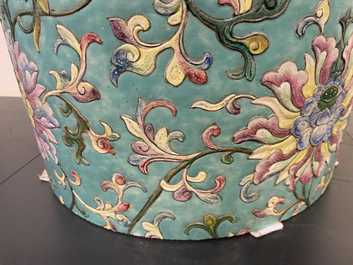 Un grand vase de forme cylindrique en porcelaine de Chine famille rose &agrave; d&eacute;cor de rinceaux de lotus en relief, Jiaqing/Daoguang