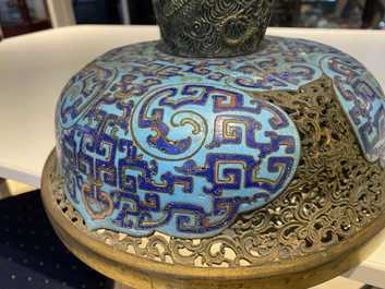 Een grote Chinese driepotige cloisonn&eacute; wierookbrander met deksel, Qianlong