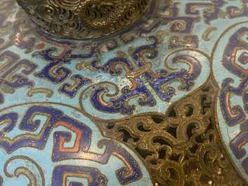 Een grote Chinese driepotige cloisonn&eacute; wierookbrander met deksel, Qianlong