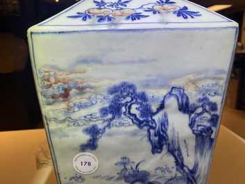 Un vase de forme carr&eacute;e en porcelaine de Chine en bleu, blanc et rouge de fer, Kangxi