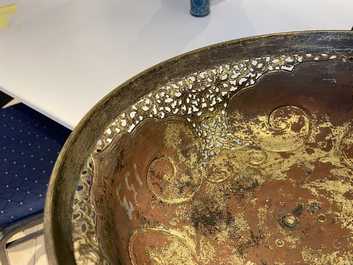 Een grote Chinese driepotige cloisonn&eacute; wierookbrander met deksel, Qianlong