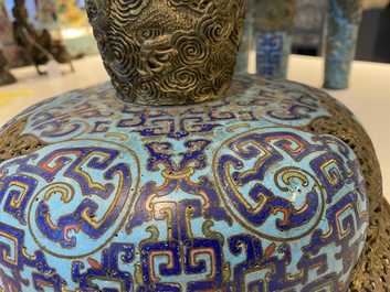 Een grote Chinese driepotige cloisonn&eacute; wierookbrander met deksel, Qianlong